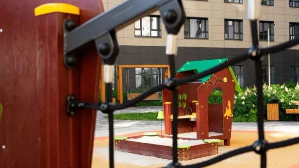 СК: в Челябинске трое мужчин стреляли по окнам с детской площадки