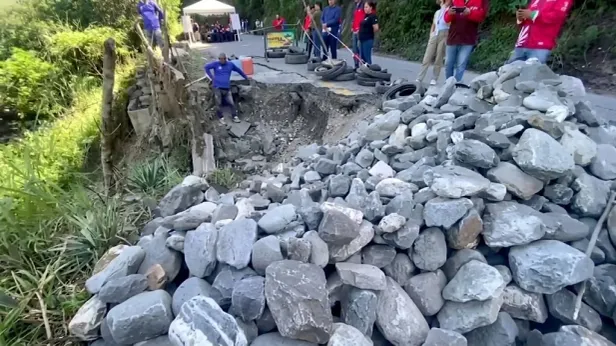 Вода сметала все на пути: Венесуэла борется с последствиями мощных ливней
