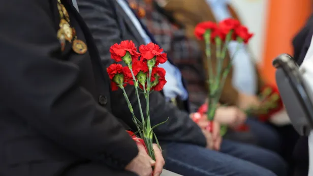 Надежная опора: губернатор ЯНАО поздравил ветерана войны с 95-летием
