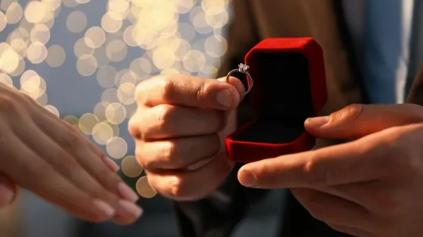 Журналист из Екатеринбурга предложил девушке руку и сердце в эфире прямой линии Путина