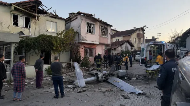 В Турции загадочный беспилотник повредил жилые дома