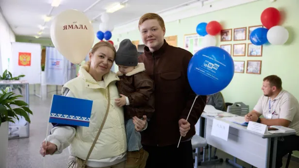 Ноябрьск голосует: фоторепортаж с избирательных участков