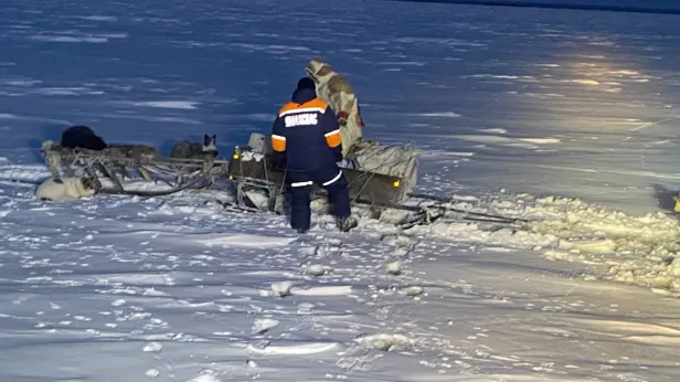 Бойцы «Ямалспаса» спасли тундровика от гибели в ледяной ловушке
