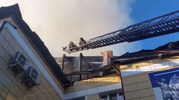 В Тюмени загорелась кровля здания школы