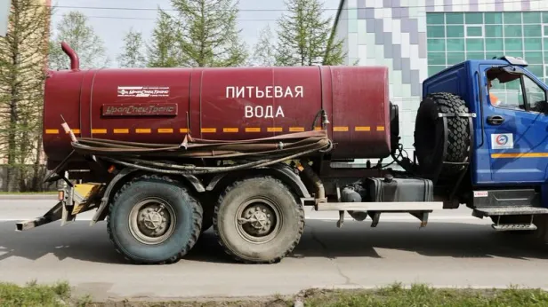 По Ноябрьску курсируют водовозы после аварии на трубопроводе