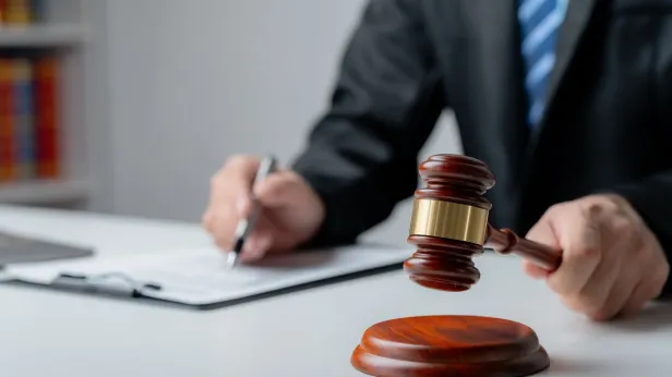 Суд заочно приговорил основателя концерна «Рольф» Петрова к девяти годам колонии