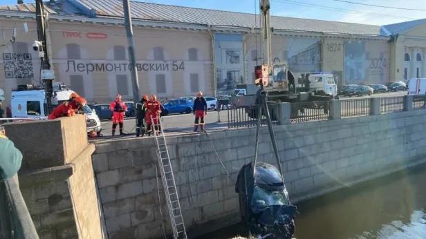 В Петербурге автомобиль упал в Обводный канал, пострадали два человека