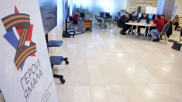 Дмитрий Артюхов поздравил героев Ямала с 23 Февраля