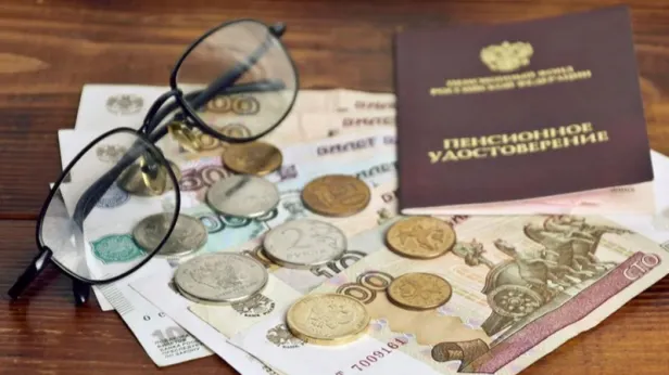 Работающим пенсионерам в России стали платить заметно больше