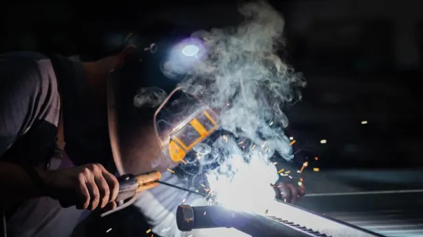 «Я б в рабочие пошел, пусть меня научат!» Какие профессии в России востребованы больше других