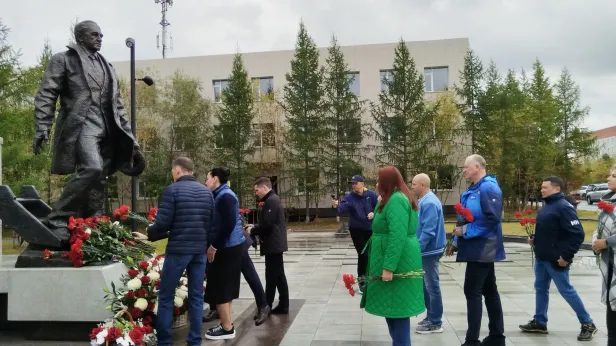 Новый Уренгой в День города почтил трудовой подвиг первопроходцев: фото