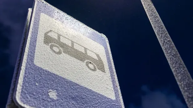 Экстремальные морозы отменили три автобусных маршрута из Аксарки