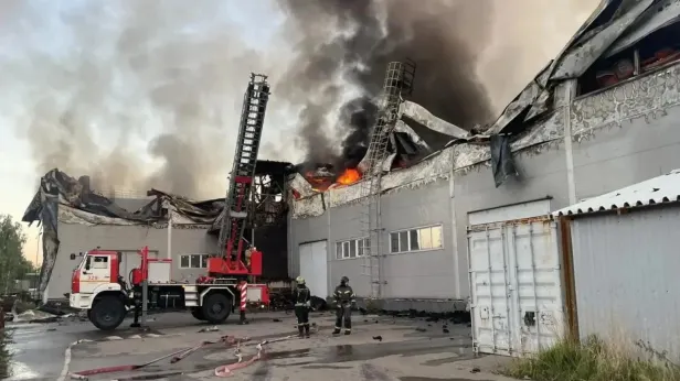 В подмосковном Щелкове загорелись склады площадью 1,8 тысячи квадратных метров