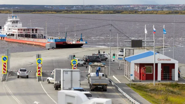 Одна полоса для всех: на переправе в ЯНАО стартует монтаж терминалов
