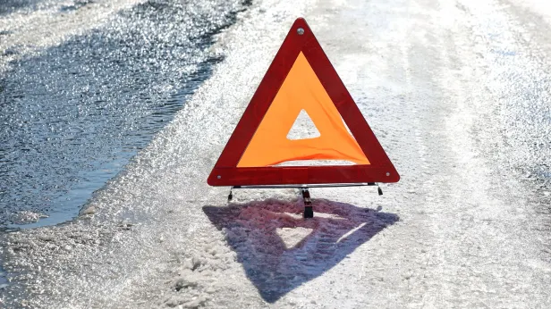 В Новом Уренгое у ТЦ «Олимп» авто столкнулось с краном: есть пострадавший