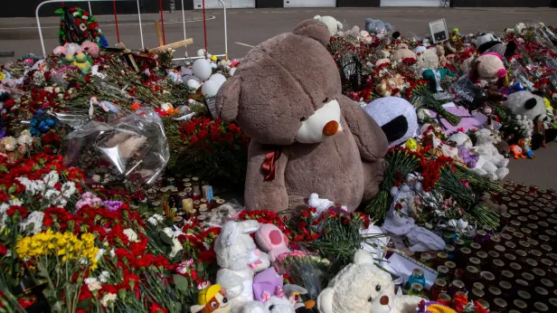 Люди принесли цветы к мемориалу в честь погибших от рук террористов в «Крокусе»