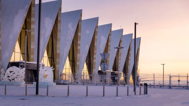 Аэропорт Нового Уренгоя справился с непогодой