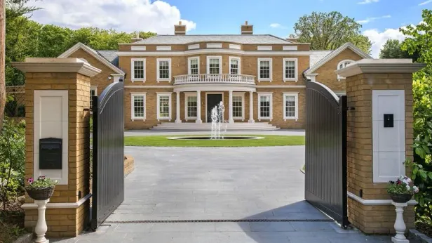 У Джеффри и Лесли был секрет: экс-глава бренда белья продал особняк Эпштейну за 20 долларов