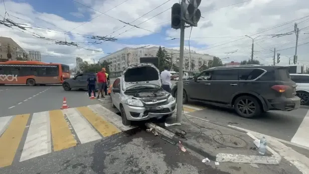 В Омске Lada вылетела на островок безопасности и сбила семь человек