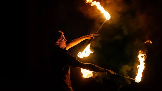 В Петербурге артист фаер-шоу получил сильнейшие ожоги из-за пьяной зрительницы