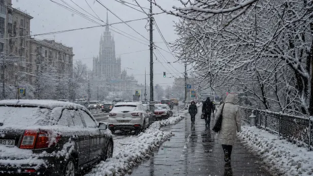 Москва встретила утро 27 апреля под снегом