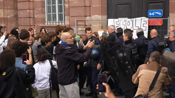 Во Франции закроют до 500 лицеев из-за волны протестов