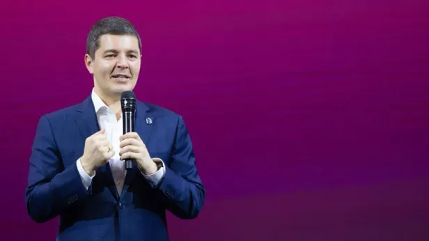 Дмитрий Артюхов поздравил работников скорой помощи с профессиональным праздником