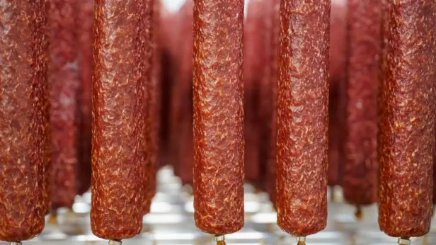 В сервелате нашли «палочку»: «Лента» проверит колбасу после сообщений о бактериях