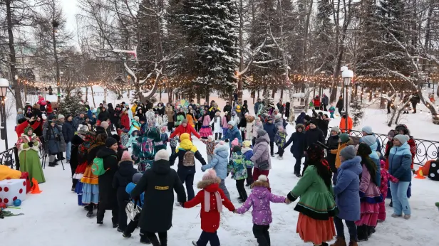 Муравленко встретил Год единства народов праздничным хороводом