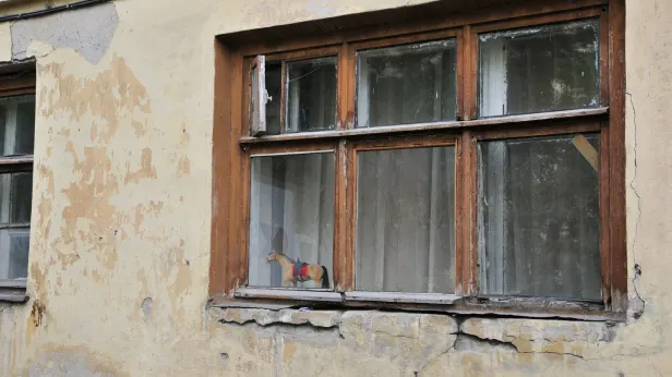 Ноябрянина обязали обезопасить детей от аварийного здания