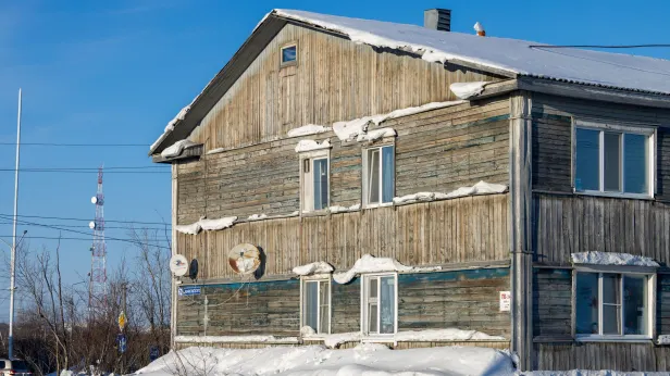 Губернатор ЯНАО назвал сроки расселения аварийного дома в Салехарде