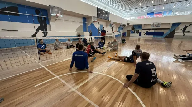 В Ноябрьске бойцы СВО сыграли в волейбол сидя