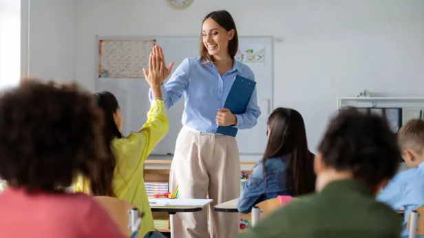 Психотерапевт Никитина: неуважение к профессии учителя создает риск ЧП в школах