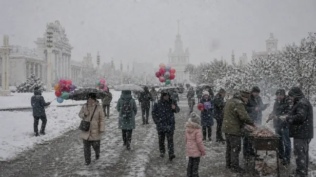 Апрель удивил Москву снегом: почему сугробы не растают быстро