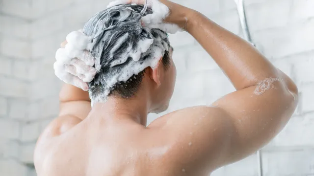 Мытьё головы - стандартная гигиеническая процедура. Фото: TORWAISTUDIO / Shutterstock / Fotodom