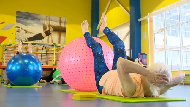 У пенсионеров особенно популярна суставная гимнастика. Фото: скрин с видео «Миг ТВ»