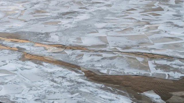 Панцирь на водоёмах ещё не окреп - выезд на лёд запрещен. Фото: Dorozhkina Anna / shutterstock.com / Fotodom