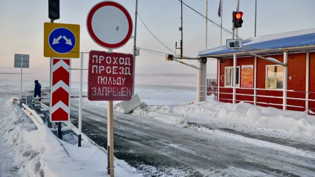 Пока лед не наберет достаточной толщины, Обь закрыта для передвижения. Фото: Андрей Ткачёв / "Ямал-Медиа"
