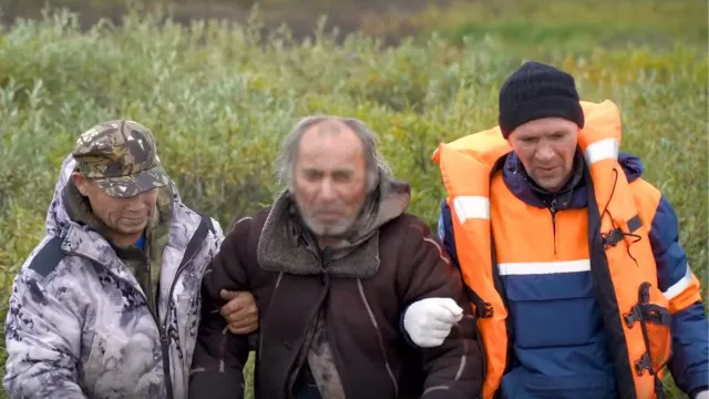 Пожилого человека вывели из тундры спасатели. Кадр из видео со страницы vk.com/yamaltv