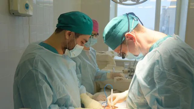Сегодня в ямальских больницах трудятся высококлассные специалисты, которые выполняют сложные операции. Фото: предоставлено Николаем Крючевым
