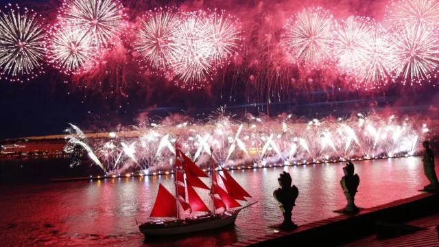 Грандиозный праздник «Алые паруса» ежегодно собирает тысячи зрителей. Фото: официальная страница «Алые паруса», «ВКонтакте»