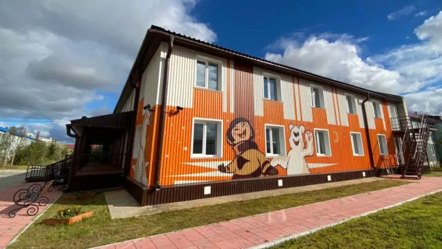 Детская поликлиника приобрела нарядный фасад. Фото: предоставлено пресс-службой губернатора ЯНАО