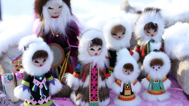 Рукодельницы Ямала шьют куклы-обереги для мобилизованных. Фото: Roza Ibragimova/Shutterstock/ФОТОДОМ