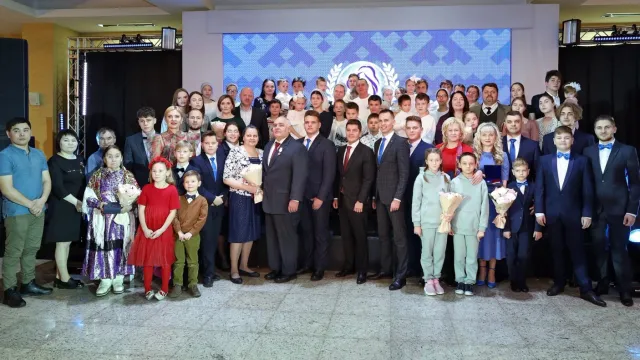 Ямальские семьи отметили государственными и региональными наградами за достойное воспитание детей. Фото: Василий Петров / "Ямал-Медиа"