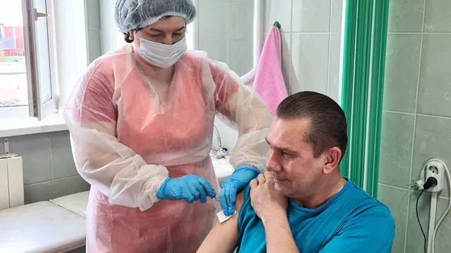 Ямальцев зовут пройти ревакцинацию от ковида. Фото: департамент здравоохранения ЯНАО