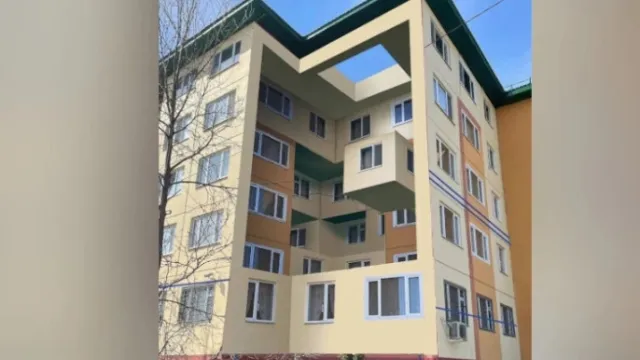 Графическая иллюзия на пятиэтажке собьет с толку кого угодно. Фото: личная страница Алексея Титовского, «ВКонтакте»
