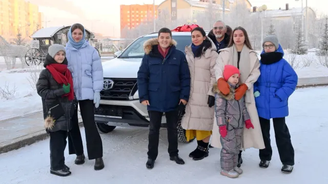 Дмитрий Артюхов пригласил семью Дехтяренко приехать на новом авто на концерт в Салехард. Фото: предоставлено пресс-службой губернатора ЯНАО