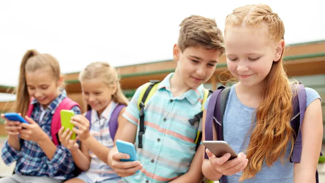 Дети активно используют мобильные телефоны как дома, так и в школе. Фото: Ground Picture / Shutterstock / Fotodom