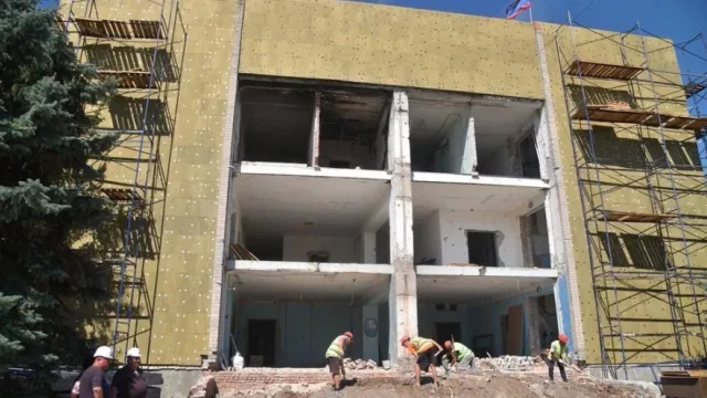 Сейчас ямальские строители ремонтируют школу, которая откроется 1 сентября.  Фото: личная страница Дениса Пушилина, «ВКонтакте»