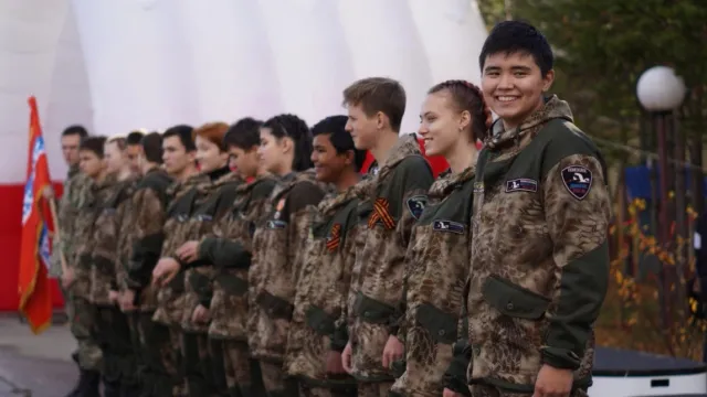 Юные патриоты посоревновались в военно-спортивных соревнованиях. Фото: vk.com/anoyabrsk